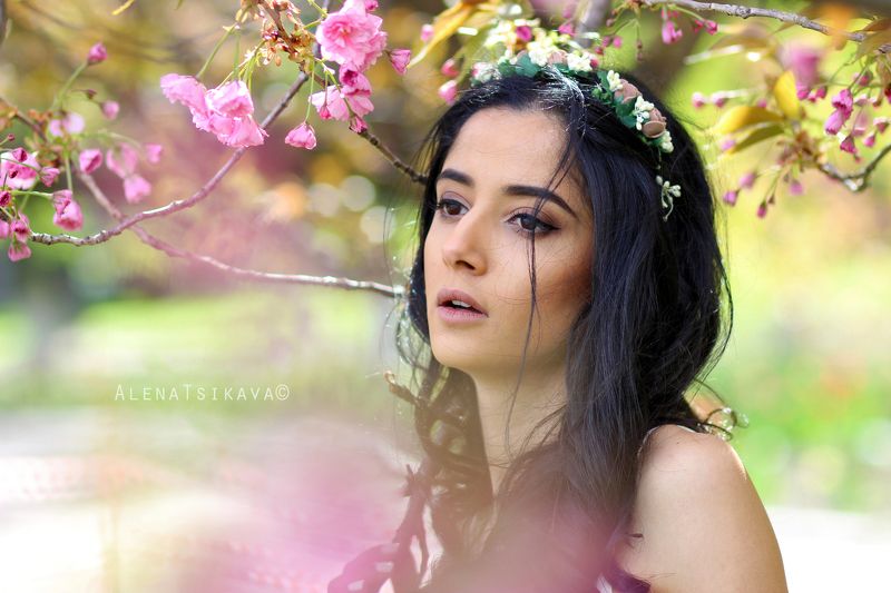 портрет девушка весна брюнетка   принцесса Мароккоphoto preview