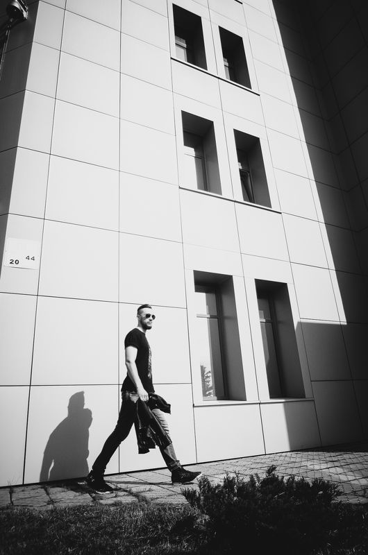 парень,город, здание,чб Alexphoto preview