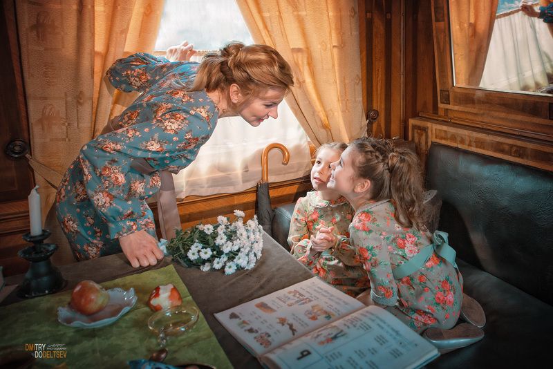 Семья, мама, дети, девочки, сестры, поезд, ретро, купе, в дороге Москва-Апатиты...photo preview