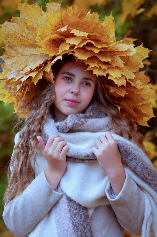 Девушка, осенний венок, листья, осень, октябрь, шарф, пальто Осенний портрет фото превью