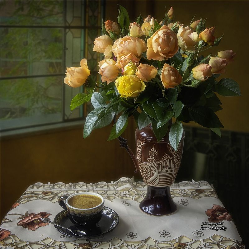натюрморт, кофе, цветы, розы, букеты В кафе за столикомphoto preview