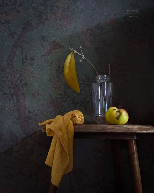 натюрморт, art_photo, darkphoto, ветки, жёлтый, осень, лист, яблоко, авторскоефото, светланаборовских, фото у окна, фото на телефон Последний жёлтый листphoto preview