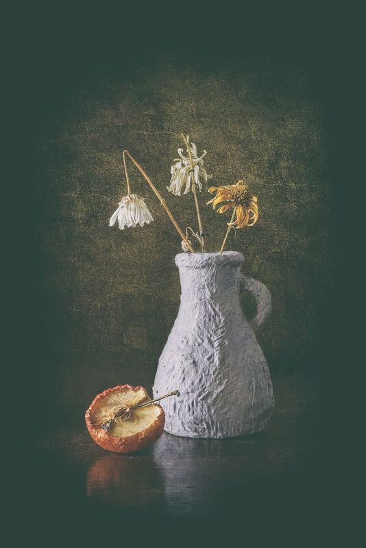 пол яблока, бутылка, сухие цветы photo preview