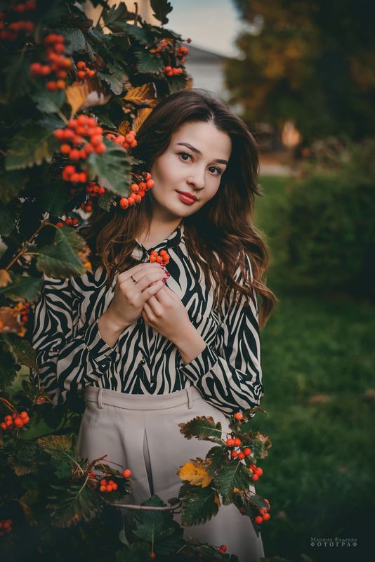 портрет, женский портрет, осень, осенний портрет, рябина В объятиях осениphoto preview
