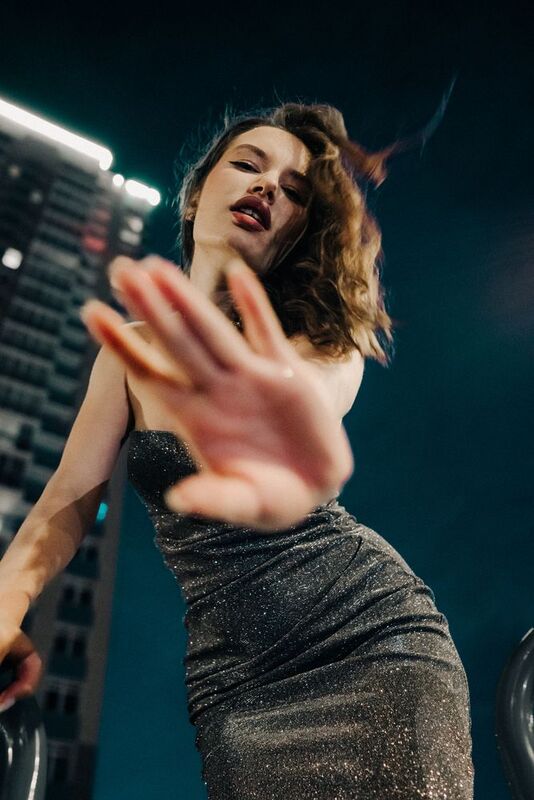 Девочка с яйцамиphoto preview