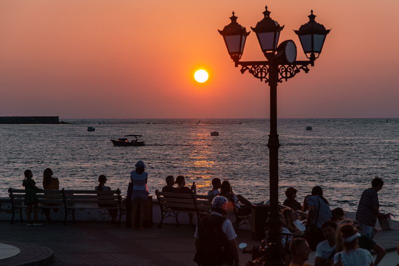 Наблюдающие солнце фото превью