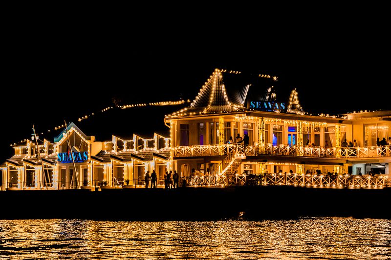 Ресторанчик на причале. фото превью