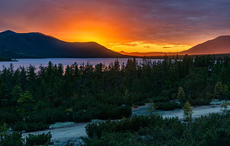 Закат, поздний вечер, озеро Гранд, сопки,  Кровавый закатphoto preview