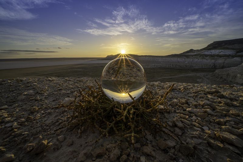 Казахстан, полуостров Мангышлак, Мангыстау, солончак Тузбаир, хрустальный шар, закат,  Путешествие хрустального шараphoto preview