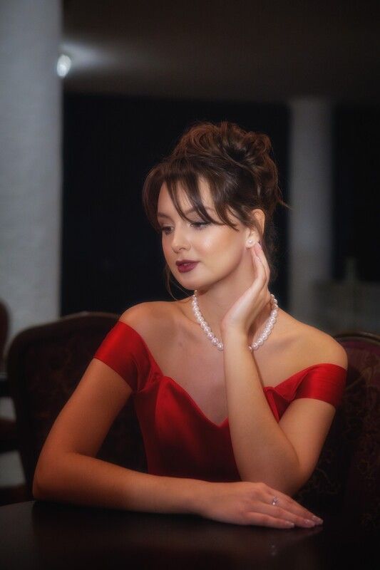 Девушка в красномphoto preview