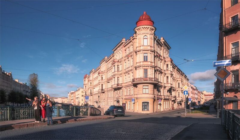 здания улица девушки мост В утреннем светеphoto preview