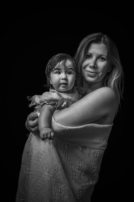 девушка мама младенец красота нежность взгляд свет студия любовь Мать и дитя фото превью