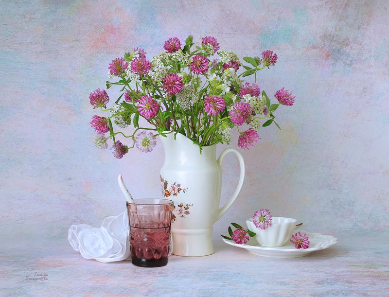 букет, клевер, кувшин, стакан, салфетка, чашка, блюдце Душистое утроphoto preview