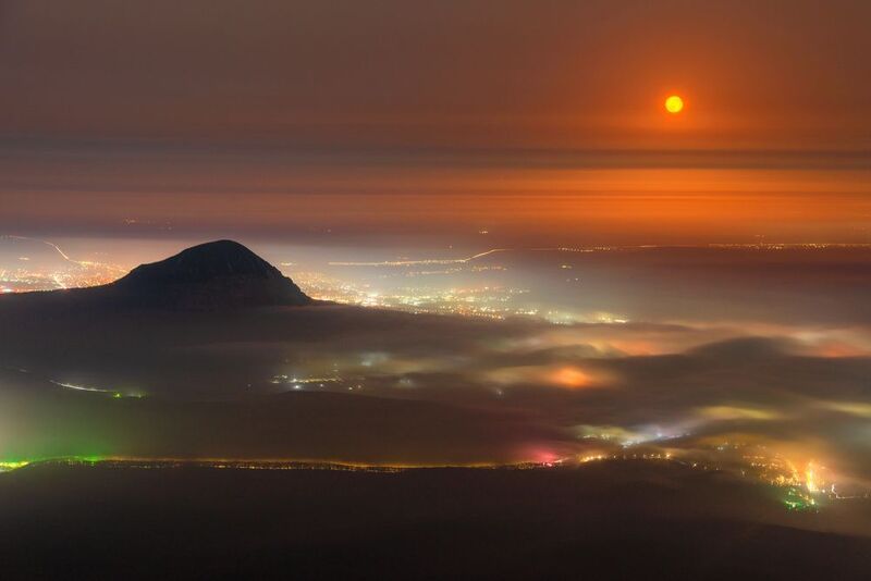 ночь,луна,туман,кмв,пейзаж,города Города в тумане и восход красной луныphoto preview