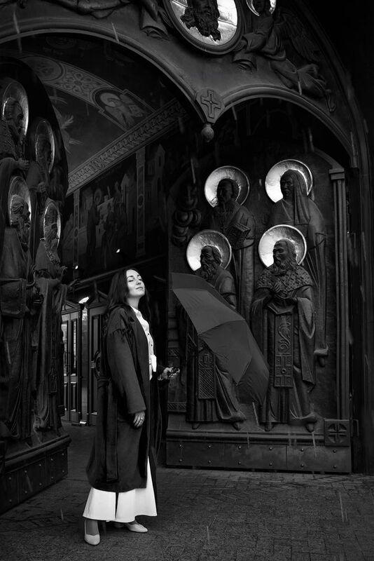 дождь, город, девушка, чб, зонт, черный зонт, ворота, храм, архитектура дождь #1photo preview