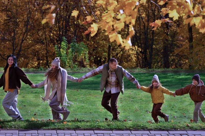 Семья, родители, дети, осенний день, воскресенье, солнце, листья Семейные узы фото превью