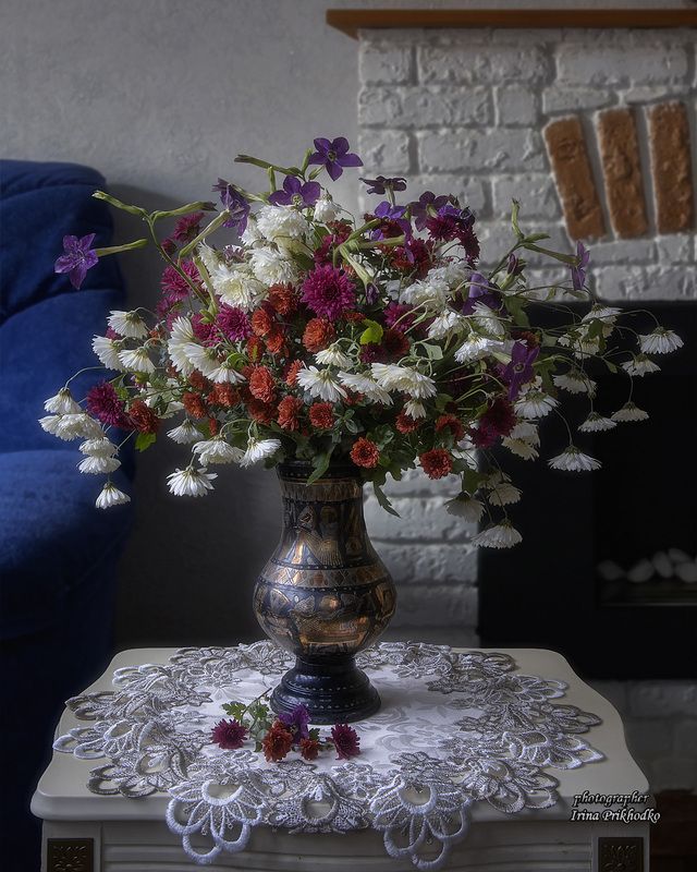 натюрморт цветы, хризантемы, интерьер Букет осенних хризантем в интерьереphoto preview