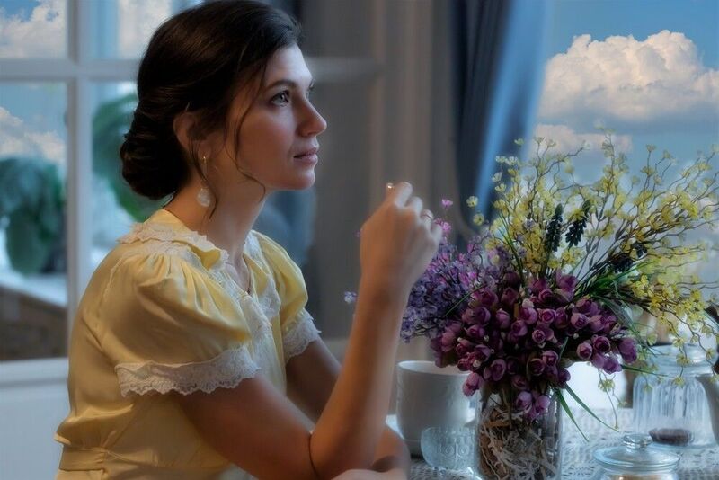 Красивая девушка, стол, сервировка, студия, цветы в вазе Витаем в облаках фото превью