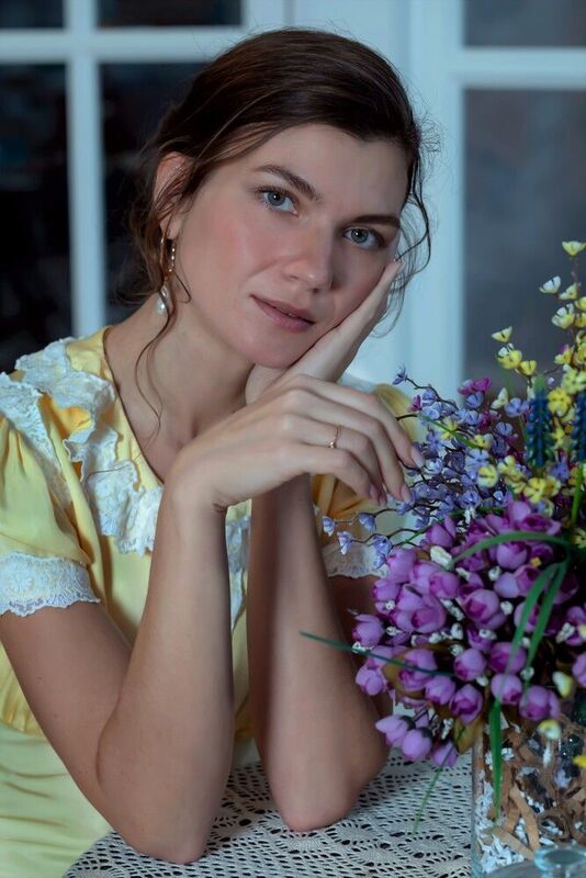 Молодая красивая девушка, студия, цветы Любава. Цветыphoto preview
