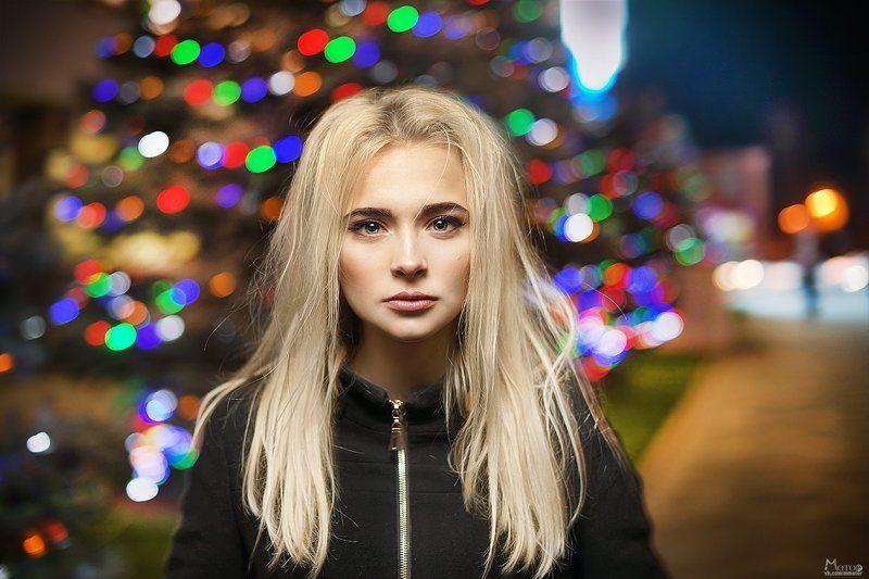 елка, девушка, взгляд Ираphoto preview