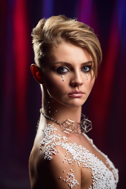 Короткая стрижка, Красно-синий, Красный фон, Портрет девушки, Цветной фон, Шарики Bollsphoto preview