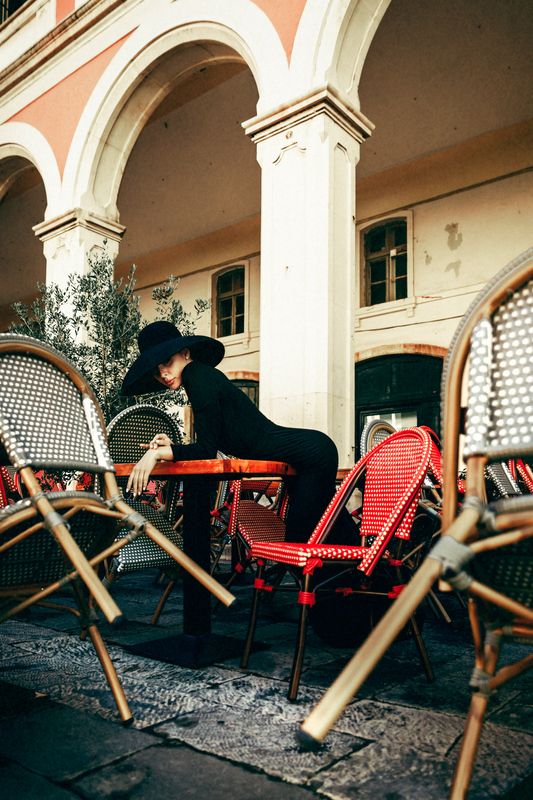 woman, portrait, fashion, beauty, outdoors Cafe couture фото превью