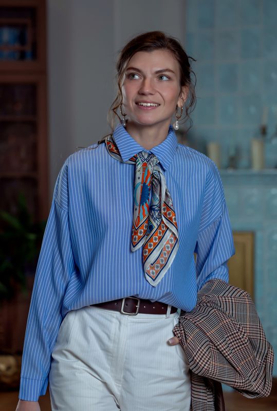 Красивая девушка, портрет, дом, голубая рубашка, платок на шею, пиджак Родные стены фото превью