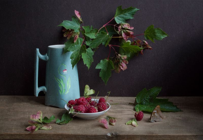 малина, ветка клена Ветка клена и блюдце малиныphoto preview