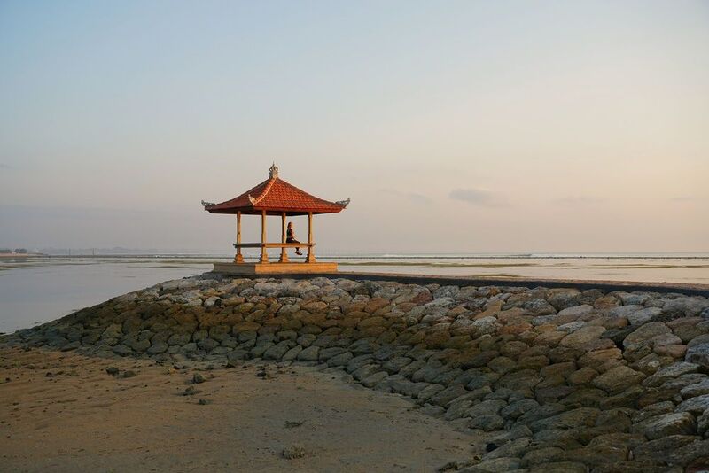 dawn, morning, beach, shore, summer, sun, ocean, sea, waiting, meeting, asia, bali, woman, silence, tranquility Meeting a new day фото превью