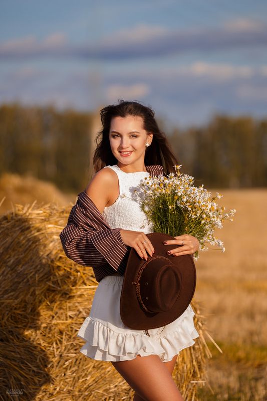 девушка, поле, стога Девушка в полеphoto preview