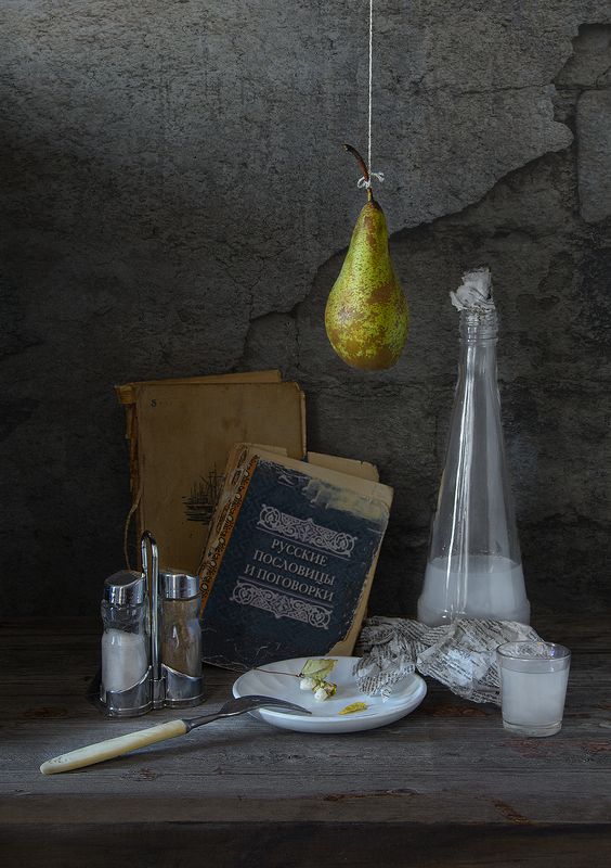 груша, бутылка, стопка, блюдце, вилка, книги, набор для специй Висит груша... (по мотивам загадки)photo preview