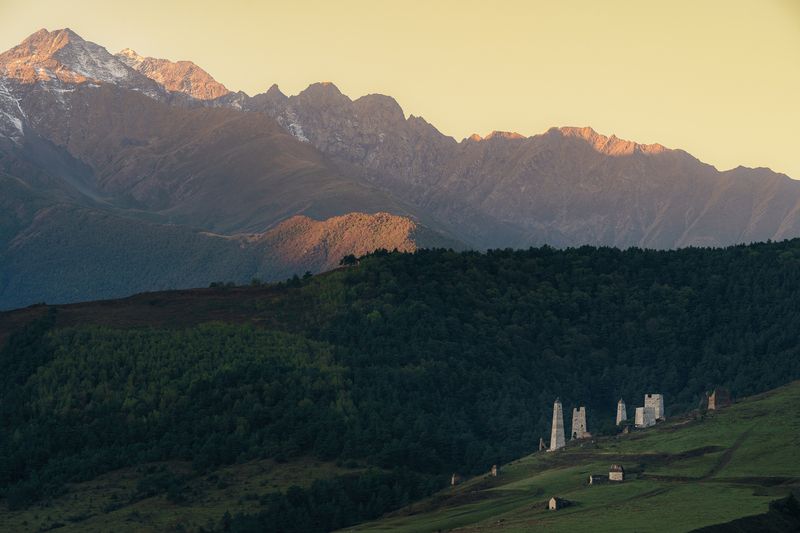 Башенный комплекс Хамхи на фоне Кавказского хребтаphoto preview