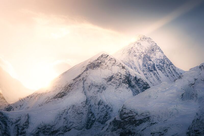 Эверест на рассвете фото превью