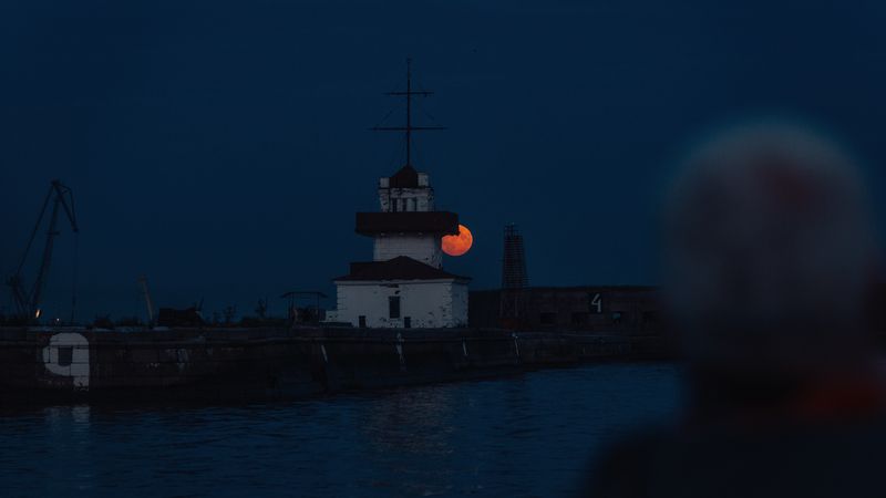 луна Финский залив Кронштадт ночь Луна над фортом фото превью