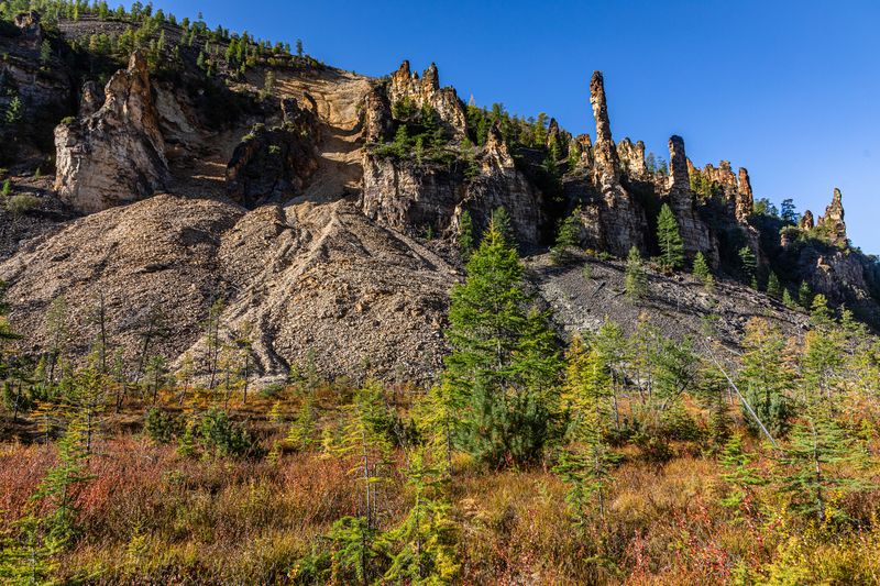 Столбы, Колыма, осень, каньон, осыпь, тайга,  река Хета Каменные стражиphoto preview