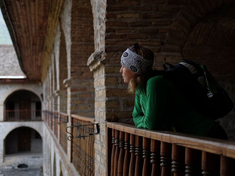 портрет, путешествие, самостоятельные путешествия, средневековые стены, караван-сарай, туристка, путешественница Путешественницаphoto preview