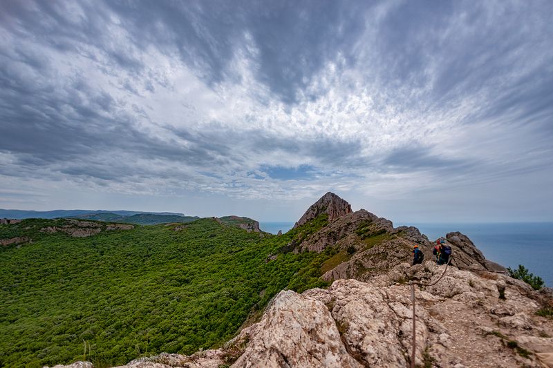На гребне горы фото превью