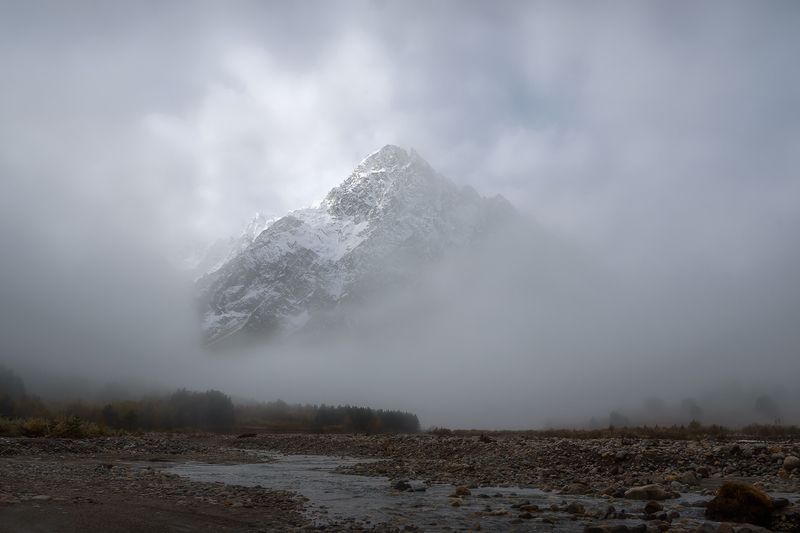 кавказ, горы, кабардино-балкария, кбр, чегем, чегемское ущелье, туман, облака, тихтенген Гора притаилась за облакамиphoto preview