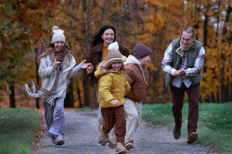 Семья, дети, игра, бег, папа, мама, осенний парк, дорожка Не останавливайся! фото превью