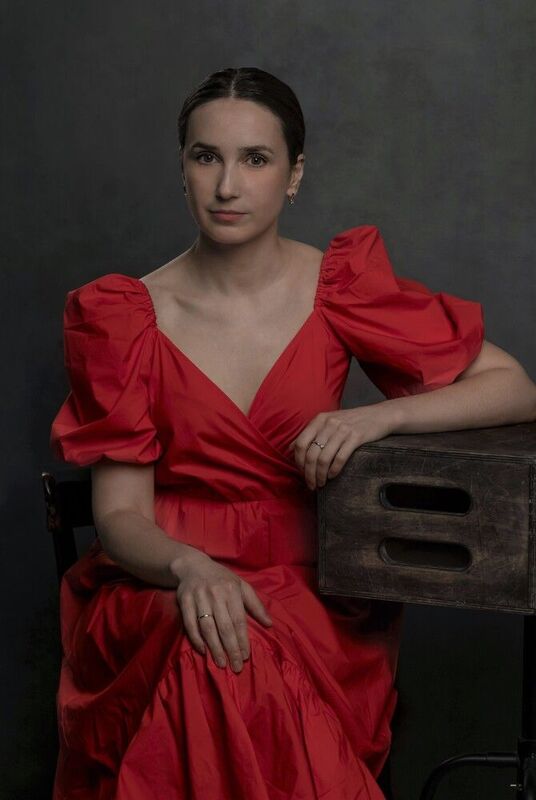 Красивая женщина, портрет, красное платье, студия Оксанаphoto preview