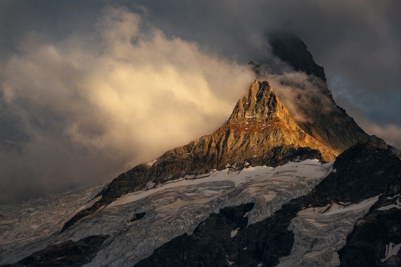 The looming darkphoto preview