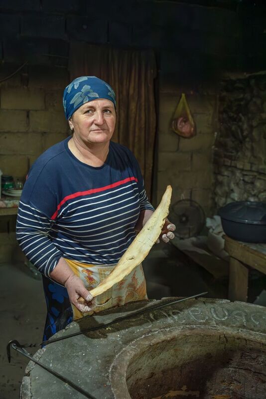 стрит фото, женщина, лаваш, печь. Грузинский лавашphoto preview