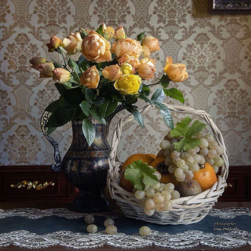 натюрморт, интерьер, фрукты, розы Натюрморт с букетом роз и фруктамиphoto preview