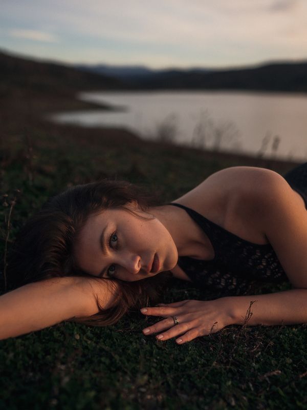 #girl #dress #lake #nature #sunset #outdoors #field #mountains #portrait #evening Juliaphoto preview