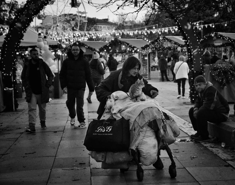 Целият му свят ,е в ръцете му .photo preview