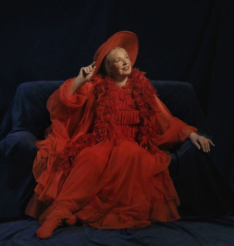 Илва в красномphoto preview