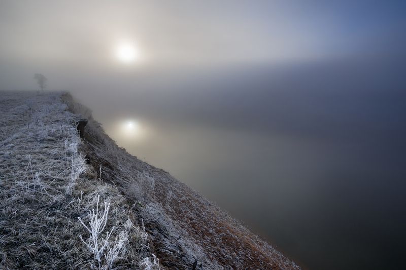 Берег реки в ноябрьском тумане. фото превью
