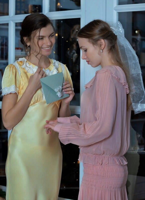 Девушки, дом, приглашение на свадьбу, радость, улыбка, платья Приглашение на свадьбу фото превью