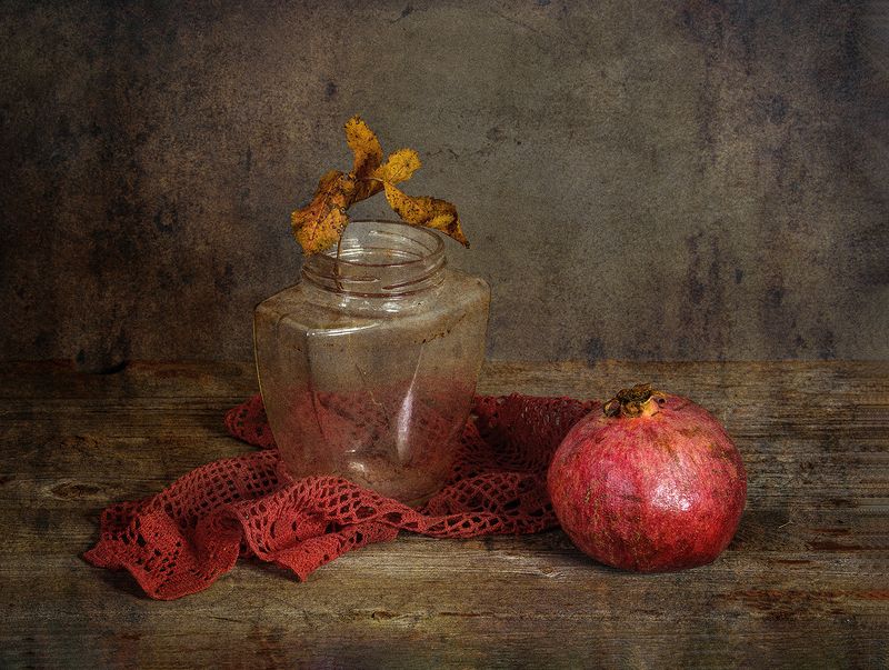 гранат, банка, желтые листья, салфетка photo preview