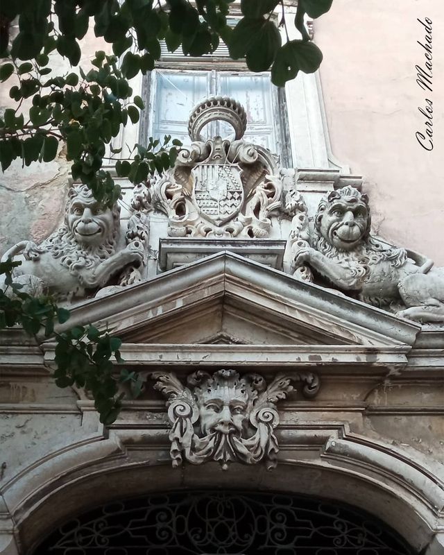 Street, Reportage, Statues, Old houses Old house in Lisbonphoto preview